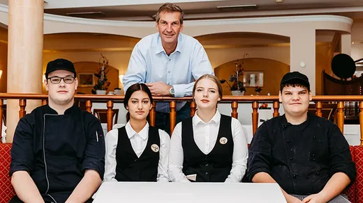 Junge Menschen in Gastronomieberufen in einem Betrieb